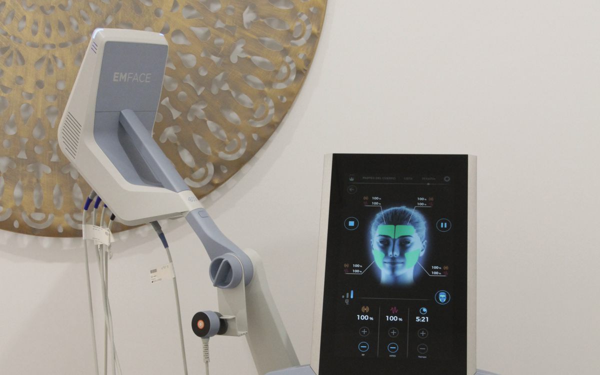 Equipo EMFACE, con su brazo articulado y su pantalla táctil, en una cabina de Clínica Bioever