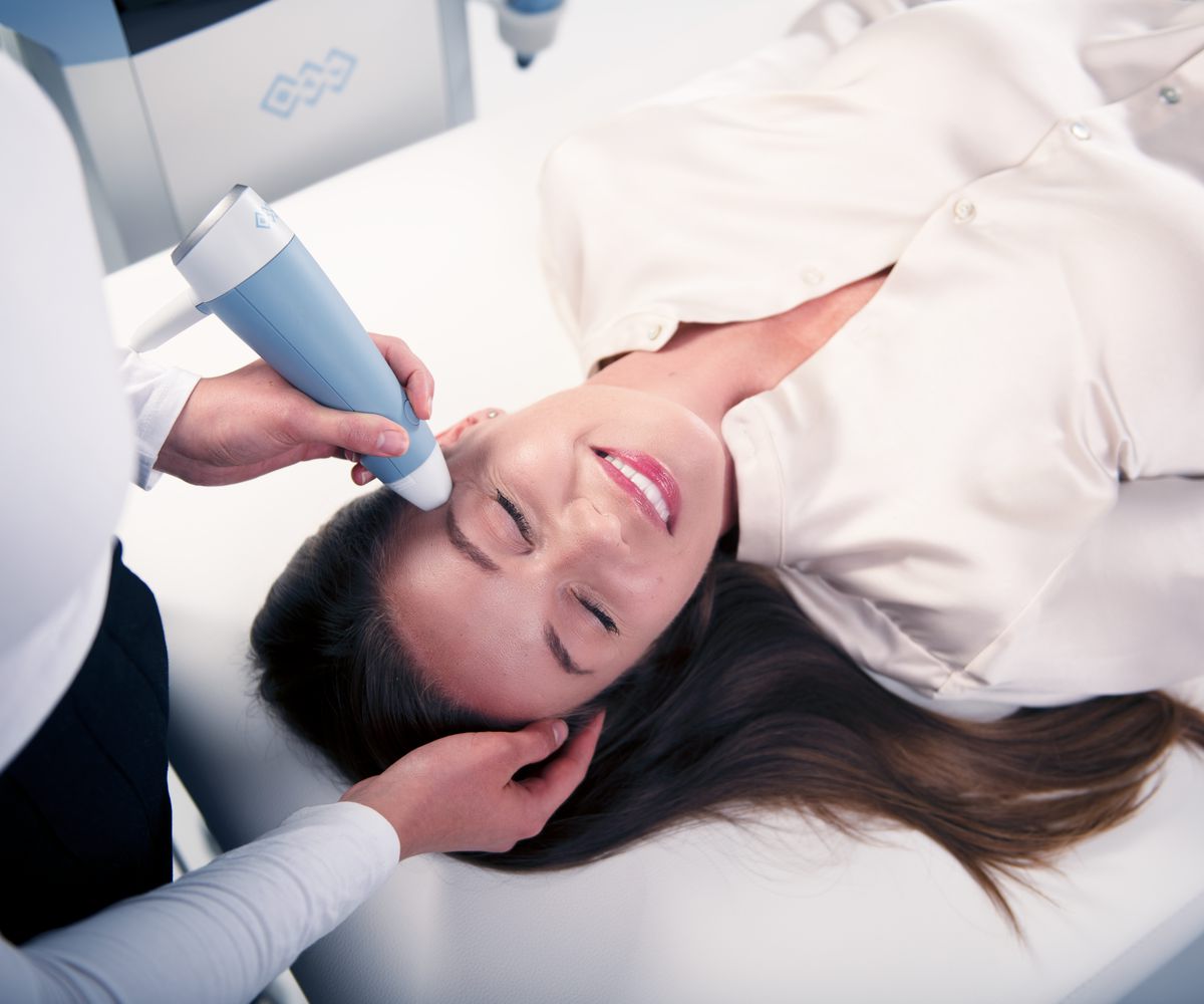 Tratamiento facial con el aplicador de EXION en la sien